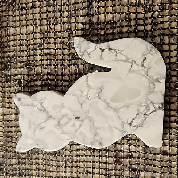 Howlite Cat Carving - Picture 2 of 3